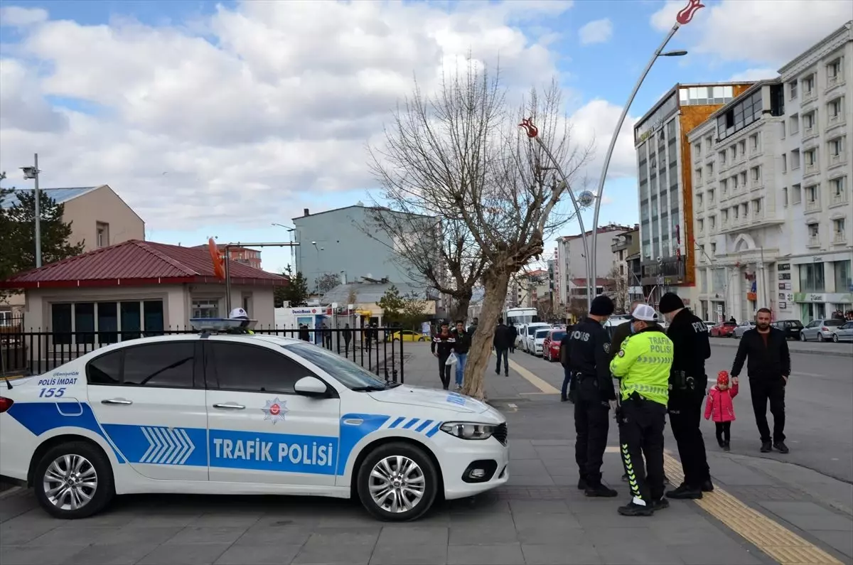 Sokağa çıkan 65 yaş ve üstü bireyler uyarılarak evlerine gönderildi