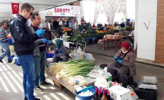 Sokağa çıkma yasağına uymayan yaşlı Cevriye teyze: Ben aslında 61 yaşındayım dedem büyük yazdırmış