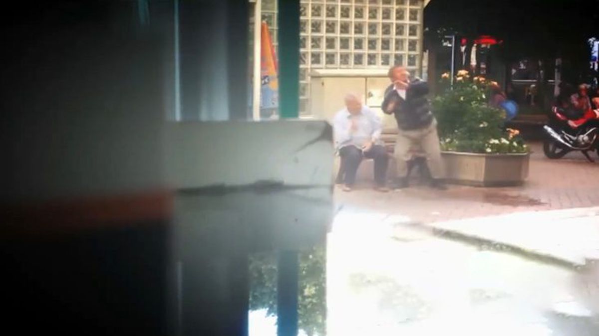 Sokağa çıkma yasağına uymayan yaşlılar, çevredeki binalardan gelen müdahaleyle neye uğradığını şaşırdı