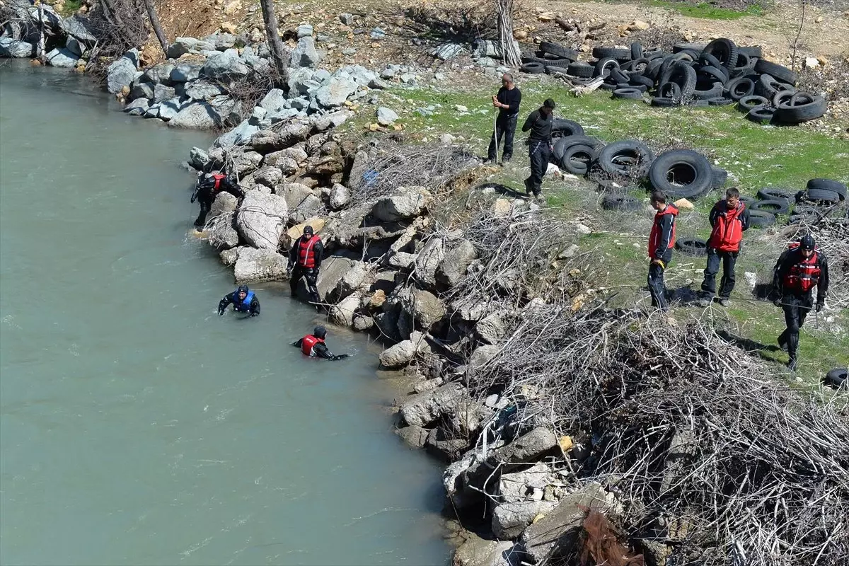 Tunceli'de bottan Munzur Çayı'na düşen uzman çavuşu arama çalışmaları sürüyor