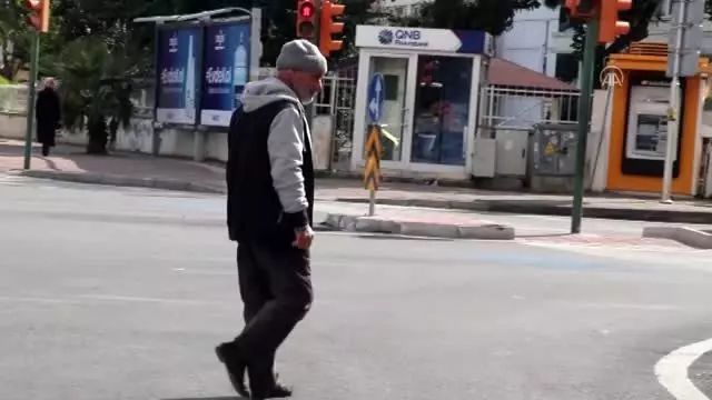 Zabıta, pazarda alışveriş yapan 65 yaş ve üstü vatandaşları uyardı Zabıta, pazarda alışveriş yapan 65 yaş ve üstü vatandaşları uyardı