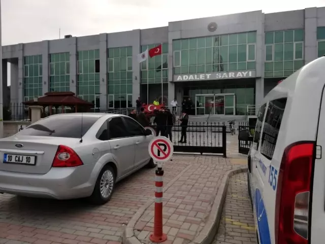 Adliye önünde silahlı kavga: 3 yaralı