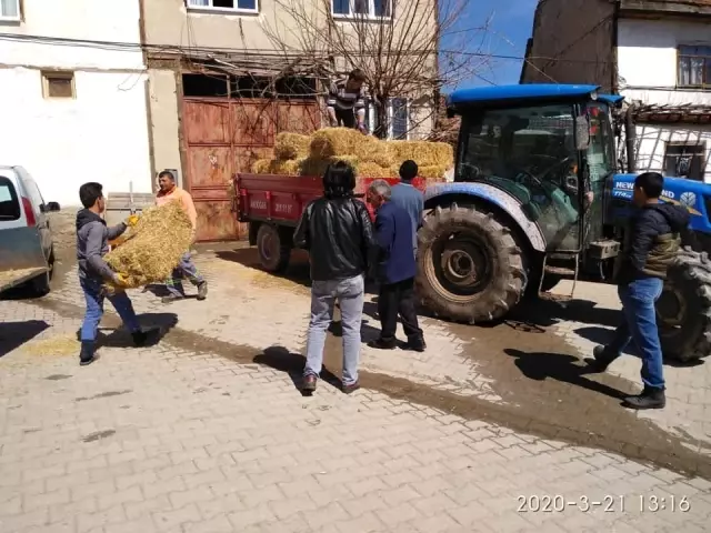 Ahırı yanan vatandaşa Çukurca halkından destek