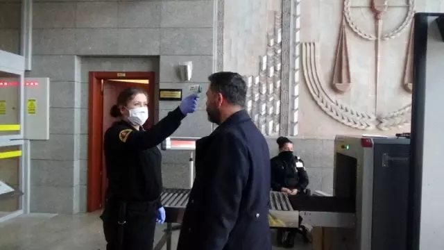 Anadolu Adliyesi'nde korona virüse karşı 'ateş ölçerli' önlem Anadolu Adliyesi'nde korona virüse karşı 'ateş ölçerli' önlem