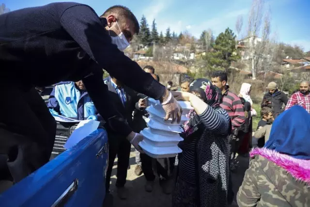Ankara'da kağıt toplayıcılarına kumanya dağıtımı
