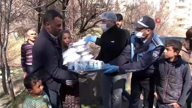 Ankara'da kağıt toplayıcılarına kumanya dağıtımı Ankara'da kağıt toplayıcılarına kumanya dağıtımı