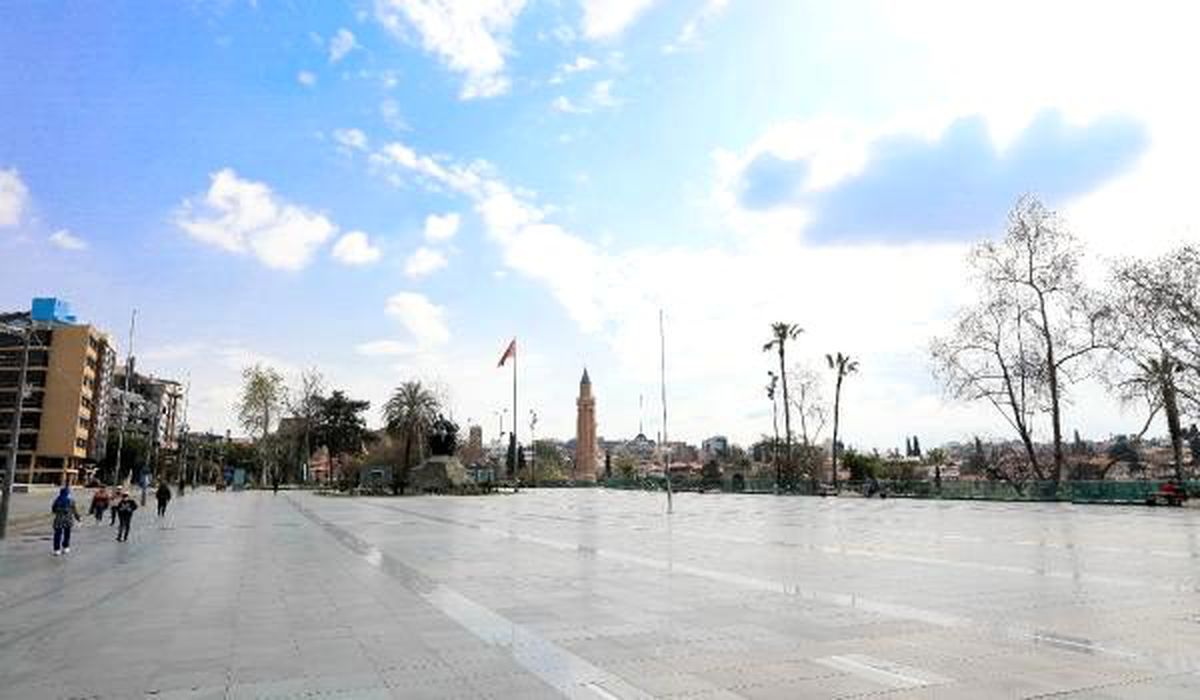 Antalya'da meydan ve sokaklar, boş kaldı