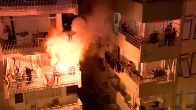 ANTALYA Evinin terasında sağlık çalışanları için çaldı, mahalleli destek verdi ANTALYA Evinin terasında sağlık çalışanları için çaldı, mahalleli destek verdi