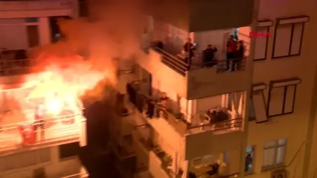 ANTALYA Evinin terasında sağlık çalışanları için çaldı, mahalleli destek verdi ANTALYA Evinin terasında sağlık çalışanları için çaldı, mahalleli destek verdi