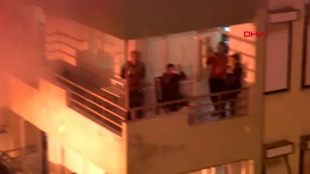 ANTALYA Evinin terasında sağlık çalışanları için çaldı, mahalleli destek verdi ANTALYA Evinin terasında sağlık çalışanları için çaldı, mahalleli destek verdi
