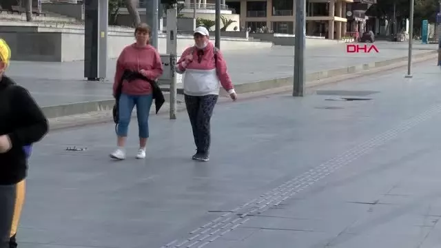 ANTALYA Yaşlılar Antalya'da sokağa çıkmadı, meydan boş kaldı ANTALYA Yaşlılar Antalya'da sokağa çıkmadı, meydan boş kaldı