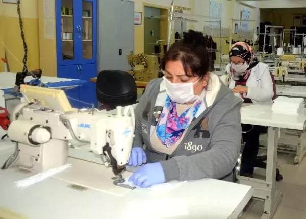 Avcılar'da Halk Eğitimi Merkezi'ndeki öğretmenler gönüllü maske dikimine başladı Avcılar'da Halk Eğitimi Merkezi'ndeki öğretmenler gönüllü maske dikimine başladı
