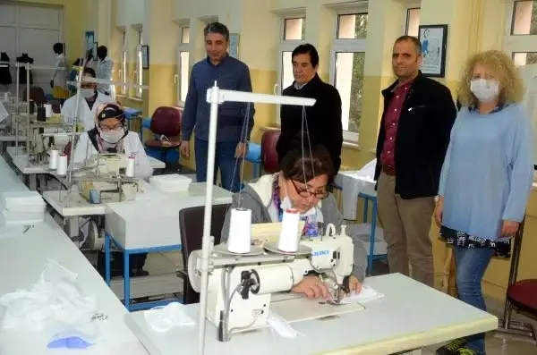 Avcılar'da Halk Eğitimi Merkezi'ndeki öğretmenler gönüllü maske dikimine başladı Avcılar'da Halk Eğitimi Merkezi'ndeki öğretmenler gönüllü maske dikimine başladı