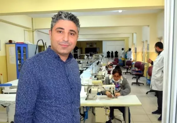 Avcılar'da Halk Eğitimi Merkezi'ndeki öğretmenler gönüllü maske dikimine başladı Avcılar'da Halk Eğitimi Merkezi'ndeki öğretmenler gönüllü maske dikimine başladı