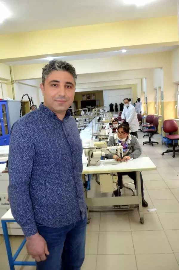 Avcılar'da Halk Eğitimi Merkezi'ndeki öğretmenler gönüllü maske dikimine başladı Avcılar'da Halk Eğitimi Merkezi'ndeki öğretmenler gönüllü maske dikimine başladı