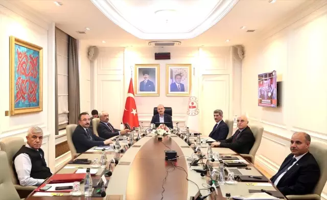 Bakan Soylu 81 ilin valisiyle yeni tip koronavirüse karşı alınan tedbirleri değerlendirdi Bakan Soylu 81 ilin valisiyle yeni tip koronavirüse karşı alınan tedbirleri değerlendirdi