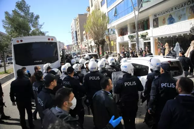 HDP'li belediye başkanının görevden alınmasını protesto eden 16 kişi gözaltına alındı HDP'li belediye başkanının görevden alınmasını protesto eden 16 kişi gözaltına alındı