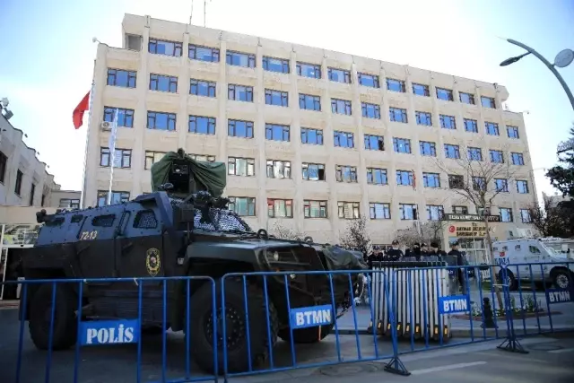 HDP'li belediye başkanının görevden alınmasını protesto eden 16 kişi gözaltına alındı HDP'li belediye başkanının görevden alınmasını protesto eden 16 kişi gözaltına alındı