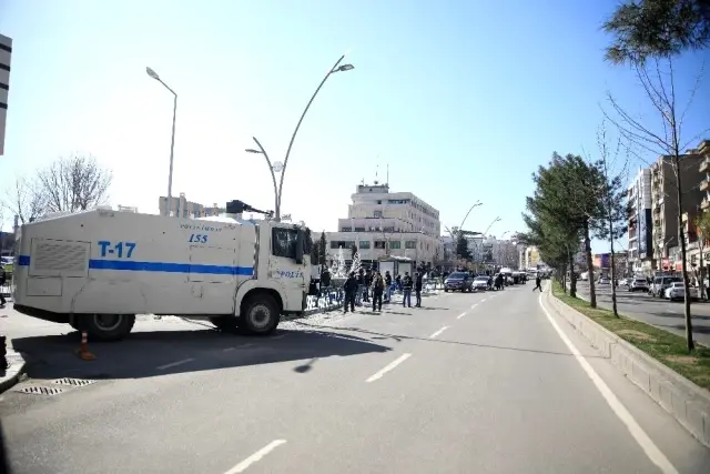 HDP'li belediye başkanının görevden alınmasını protesto eden 16 kişi gözaltına alındı HDP'li belediye başkanının görevden alınmasını protesto eden 16 kişi gözaltına alındı