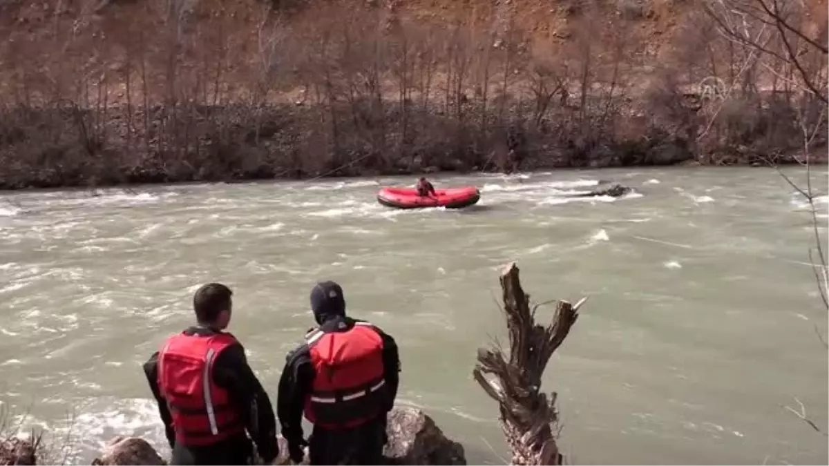 Bottan Munzur Çayı’na düşerek kaybolan uzman çavuşu arama çalışmaları sürüyor