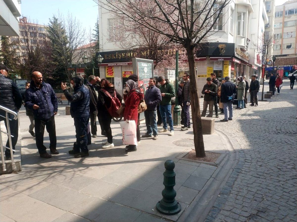 Çalışma süresi 5 saate düşünce banka önlerinde kuyruklar oluştu!