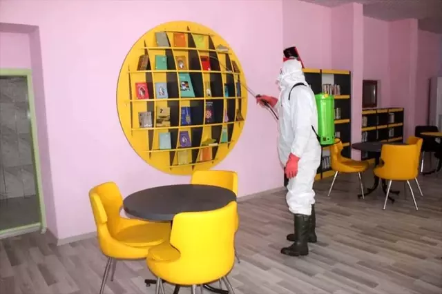 Derebucak'ta koronavirüse karşı okullar dezenfekte edildi