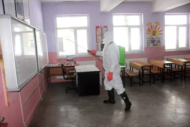 Derebucak'ta koronavirüse karşı okullar dezenfekte edildi