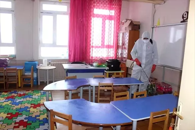 Derebucak'ta koronavirüse karşı okullar dezenfekte edildi