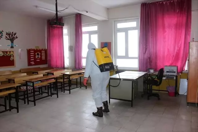 Derebucak'ta koronavirüse karşı okullar dezenfekte edildi