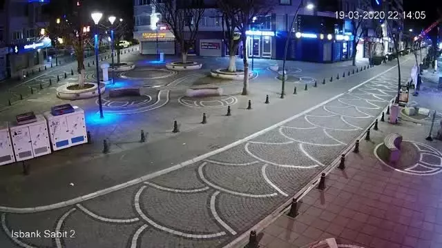 Dezenfektan hırsızlığı güvenlik kamerasına yansıdı Dezenfektan hırsızlığı güvenlik kamerasına yansıdı