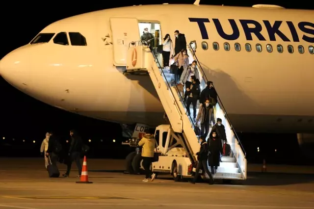 Eğitim için İrlanda'da olan öğrencilerden 305'i Sivas'a geldi