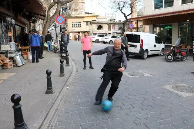 Esnaf müşteri olmayınca futbol oynadı Esnaf müşteri olmayınca futbol oynadı