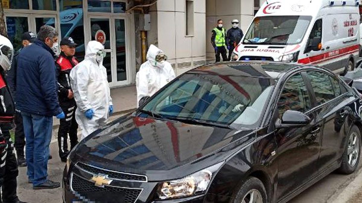 Ev karantinasını ihlal eden bir kişi, aracıyla gezerken polis ekipleri tarafından yakalandı