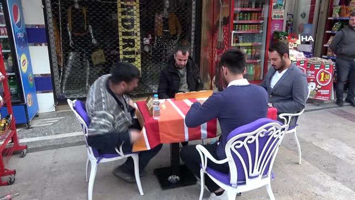 Evde kalmaktan sıkılan gençler sokağın ortasına masa kurup okey oynadılar