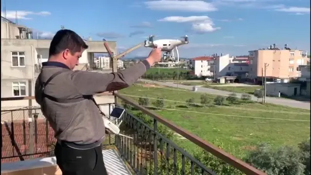 Koronavirüs nedeniyle evinden çıkmayan vatandaş, alışverişini drone ile yaptı Koronavirüs nedeniyle evinden çıkmayan vatandaş, alışverişini drone ile yaptı