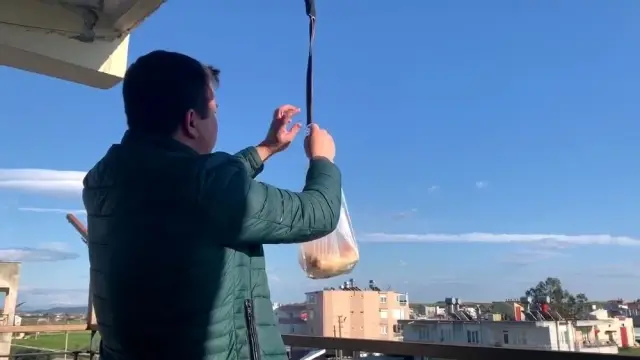 Koronavirüs nedeniyle evinden çıkmayan vatandaş, alışverişini drone ile yaptı Koronavirüs nedeniyle evinden çıkmayan vatandaş, alışverişini drone ile yaptı