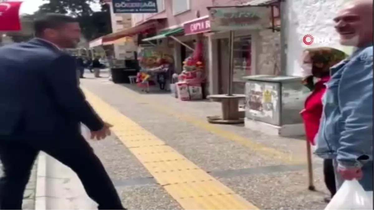 'Evinize gidin' diyen başkan, nineden bastonu yedi
