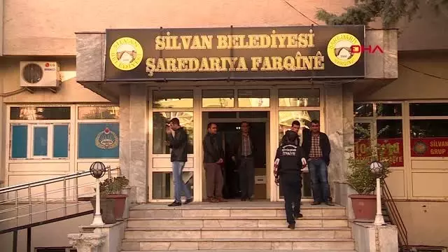 HDP'li 5 belediye başkanına terörden gözaltı HDP'li 5 belediye başkanına terörden gözaltı