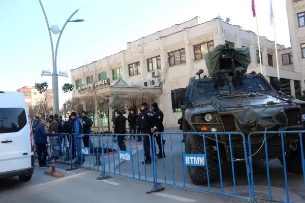 HDP'li 5 belediye başkanına terörden gözaltı HDP'li 5 belediye başkanına terörden gözaltı