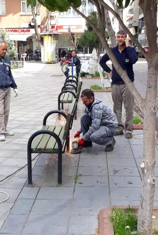İncirliova Belediyesi bankları söktü İncirliova Belediyesi bankları söktü