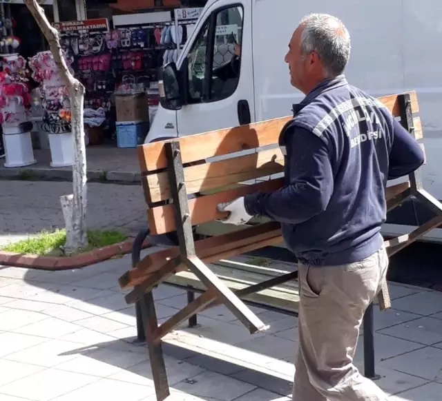 İncirliova'da belediye bankları kaldırıyor İncirliova'da belediye bankları kaldırıyor