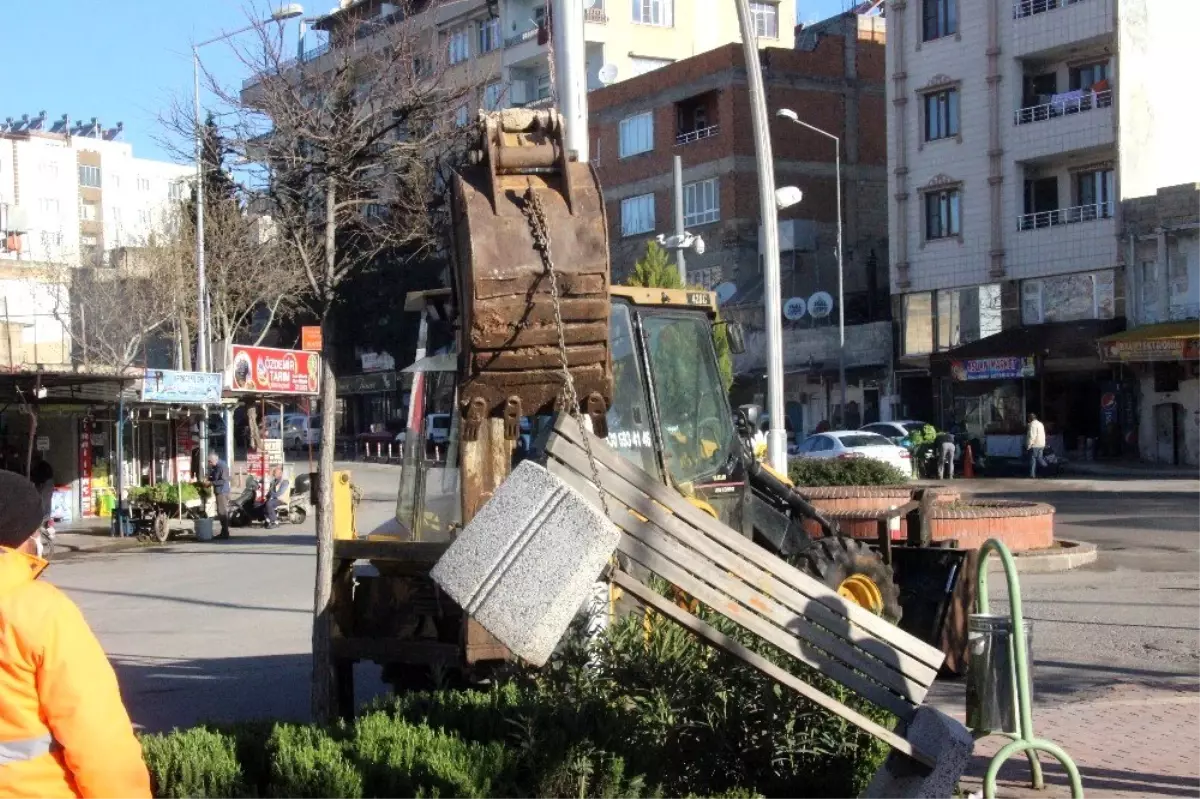 Kilis'te parklardaki banklar kaldırılmaya başlandı