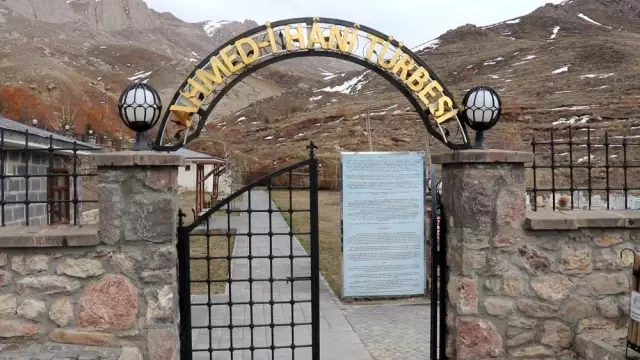 Korona virüs nedeniyle kapatılan Ahmed-i Hani Türbesi sessizliğe büründü Korona virüs nedeniyle kapatılan Ahmed-i Hani Türbesi sessizliğe büründü