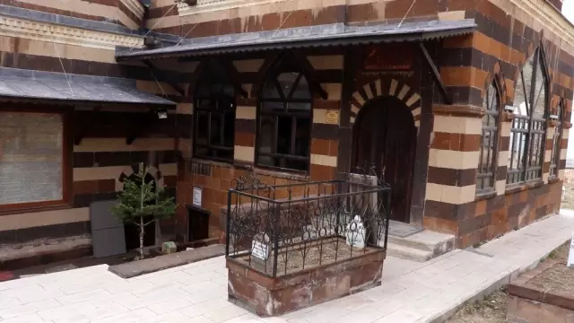 Korona virüs nedeniyle kapatılan Ahmed-i Hani Türbesi sessizliğe büründü Korona virüs nedeniyle kapatılan Ahmed-i Hani Türbesi sessizliğe büründü