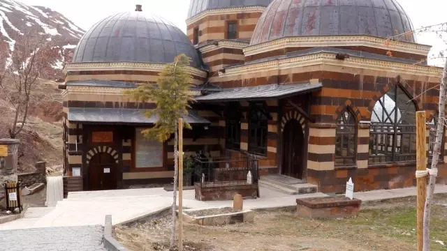 Korona virüs nedeniyle kapatılan Ahmed-i Hani Türbesi sessizliğe büründü Korona virüs nedeniyle kapatılan Ahmed-i Hani Türbesi sessizliğe büründü