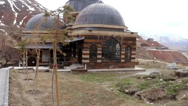 Korona virüs nedeniyle kapatılan Ahmed-i Hani Türbesi sessizliğe büründü Korona virüs nedeniyle kapatılan Ahmed-i Hani Türbesi sessizliğe büründü