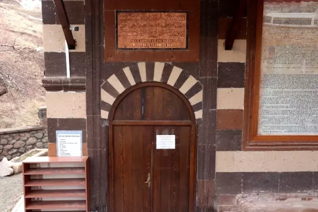 Korona virüs nedeniyle kapatılan Ahmed-i Hani Türbesi sessizliğe büründü Korona virüs nedeniyle kapatılan Ahmed-i Hani Türbesi sessizliğe büründü