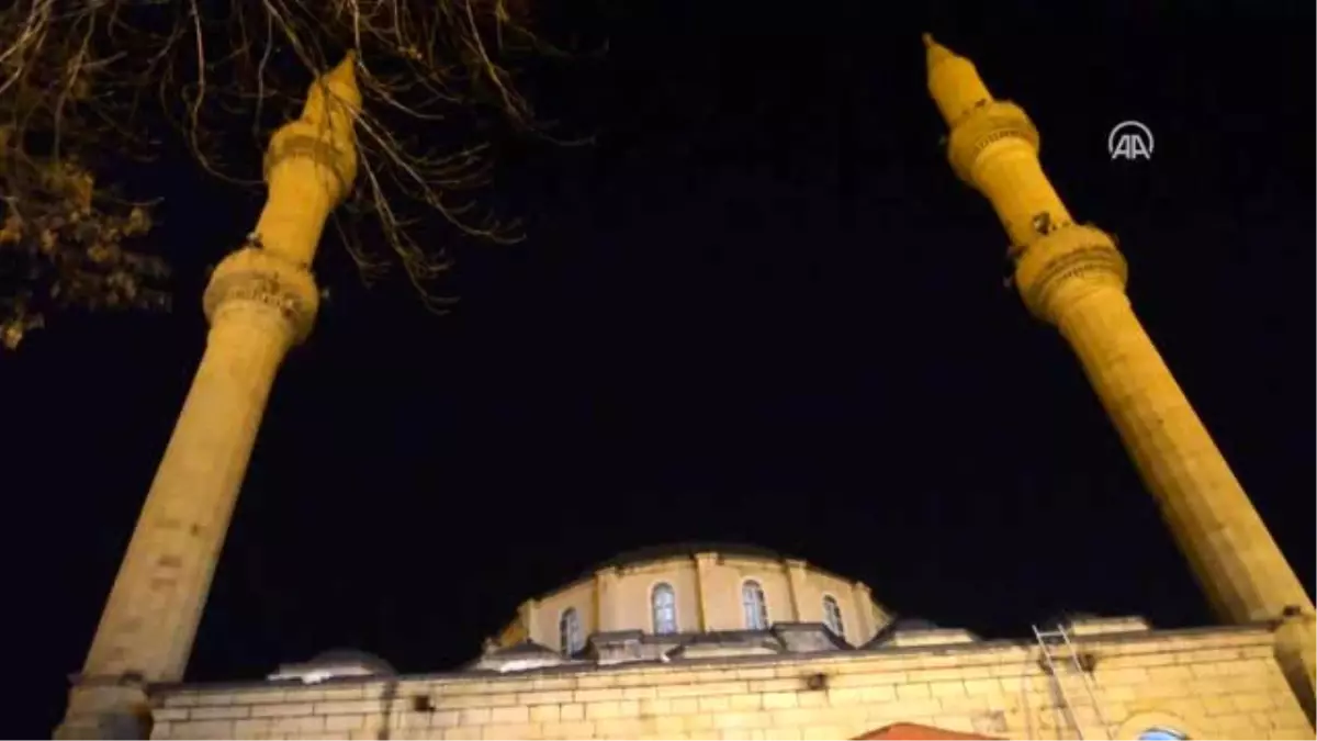 Koronavirüs salgının son bulması için camilerin hoparlöründen dua edildi