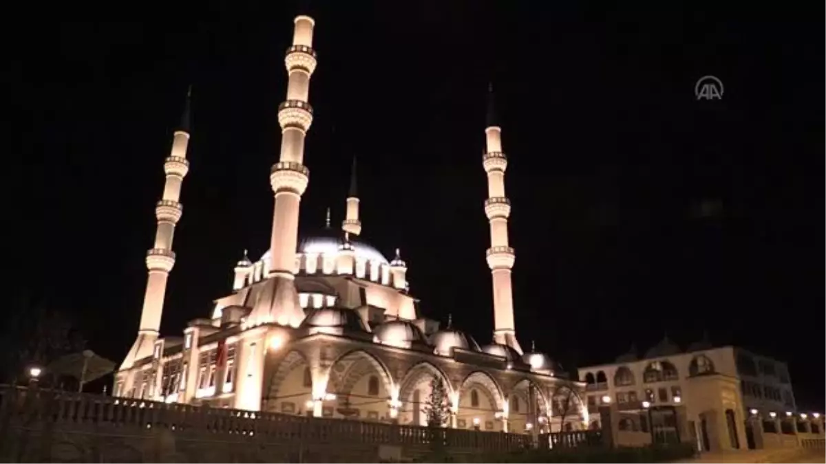 Koronavirüs salgının son bulması için camilerin hoparlöründen dua edildi