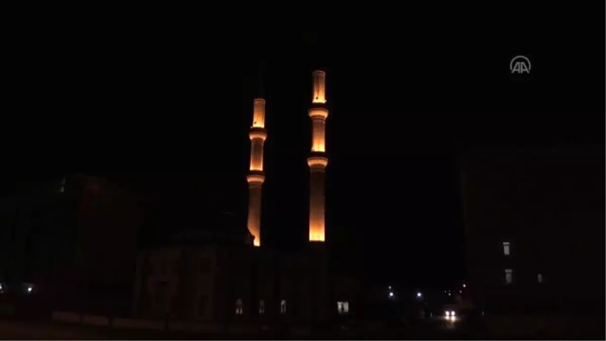 Koronavirüs salgının son bulması için camilerin hoparlöründen dua edildi